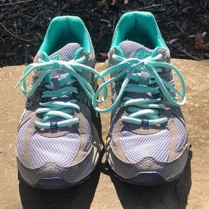 Women’s ASICS gel T4F7Q shoes. Size 6.